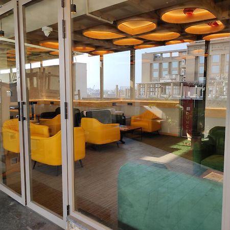 Hotel Sifat International Surat Buitenkant foto