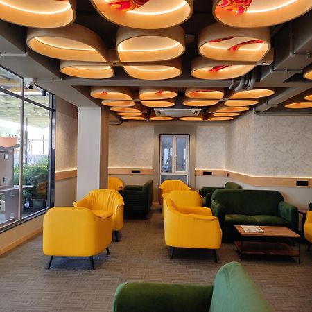 Hotel Sifat International Surat Buitenkant foto