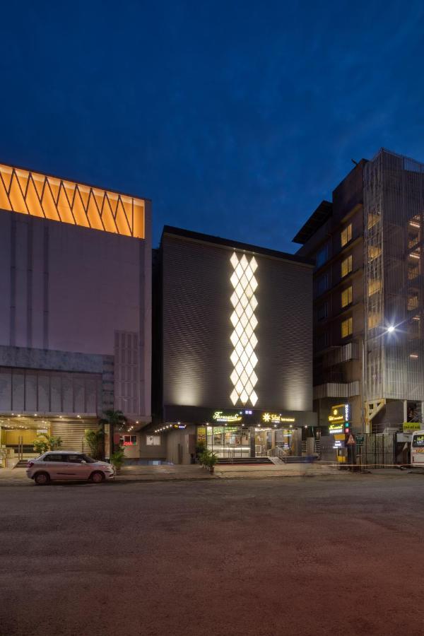 Hotel Sifat International Surat Buitenkant foto