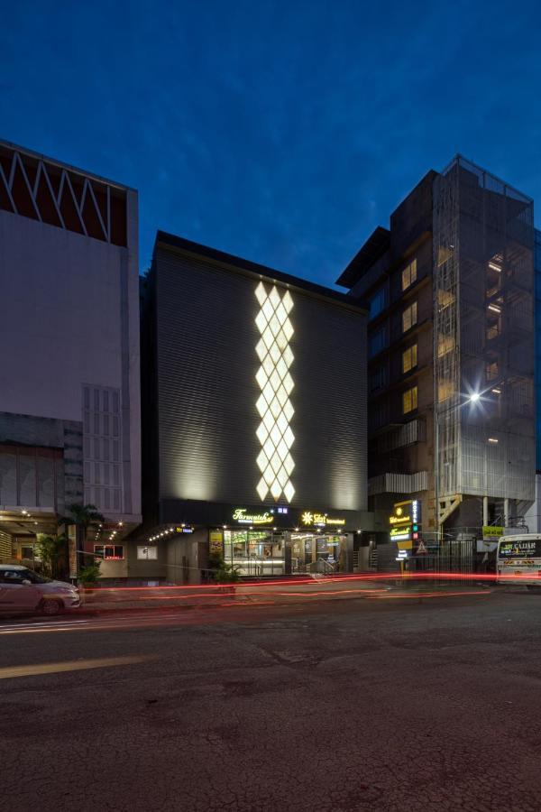Hotel Sifat International Surat Buitenkant foto