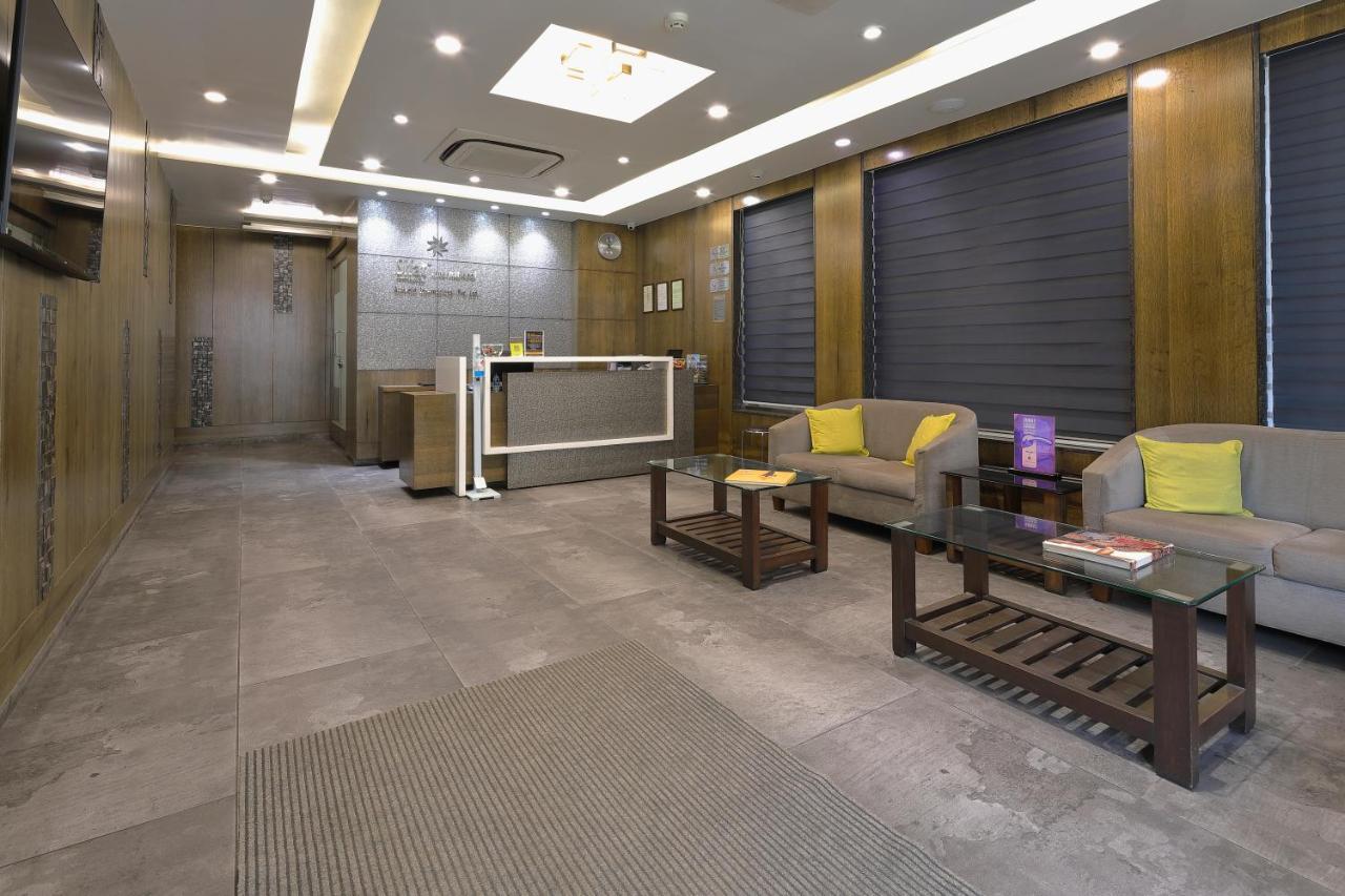 Hotel Sifat International Surat Buitenkant foto
