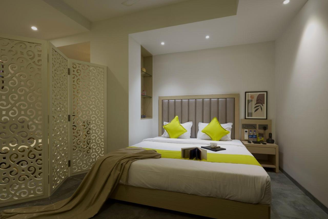 Hotel Sifat International Surat Buitenkant foto
