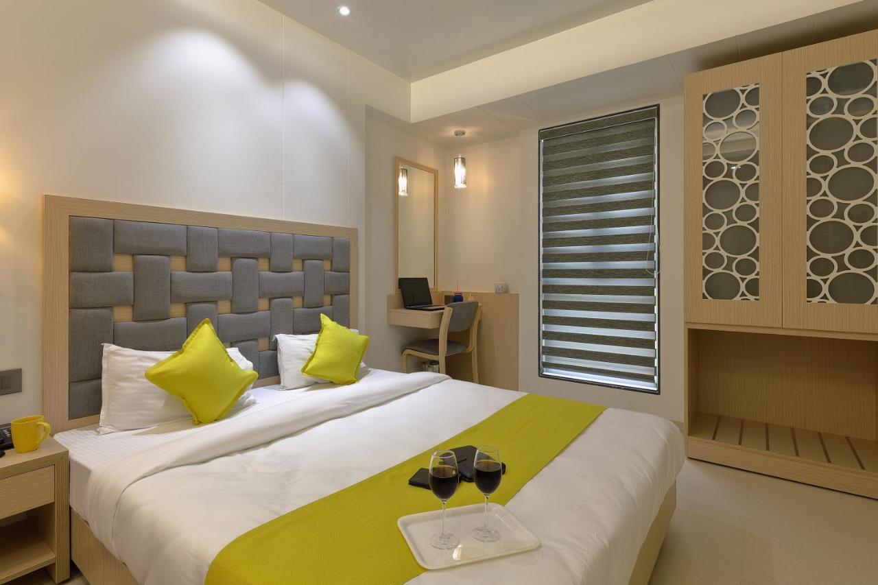 Hotel Sifat International Surat Buitenkant foto