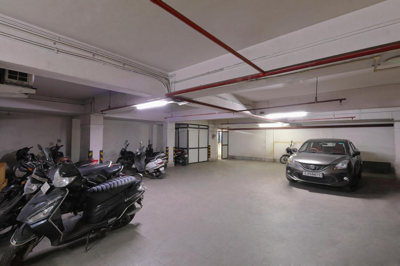 Hotel Sifat International Surat Buitenkant foto