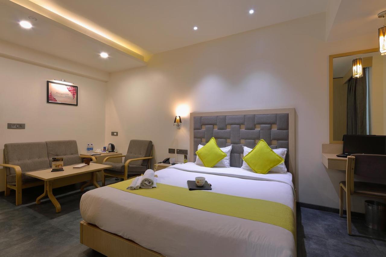 Hotel Sifat International Surat Buitenkant foto