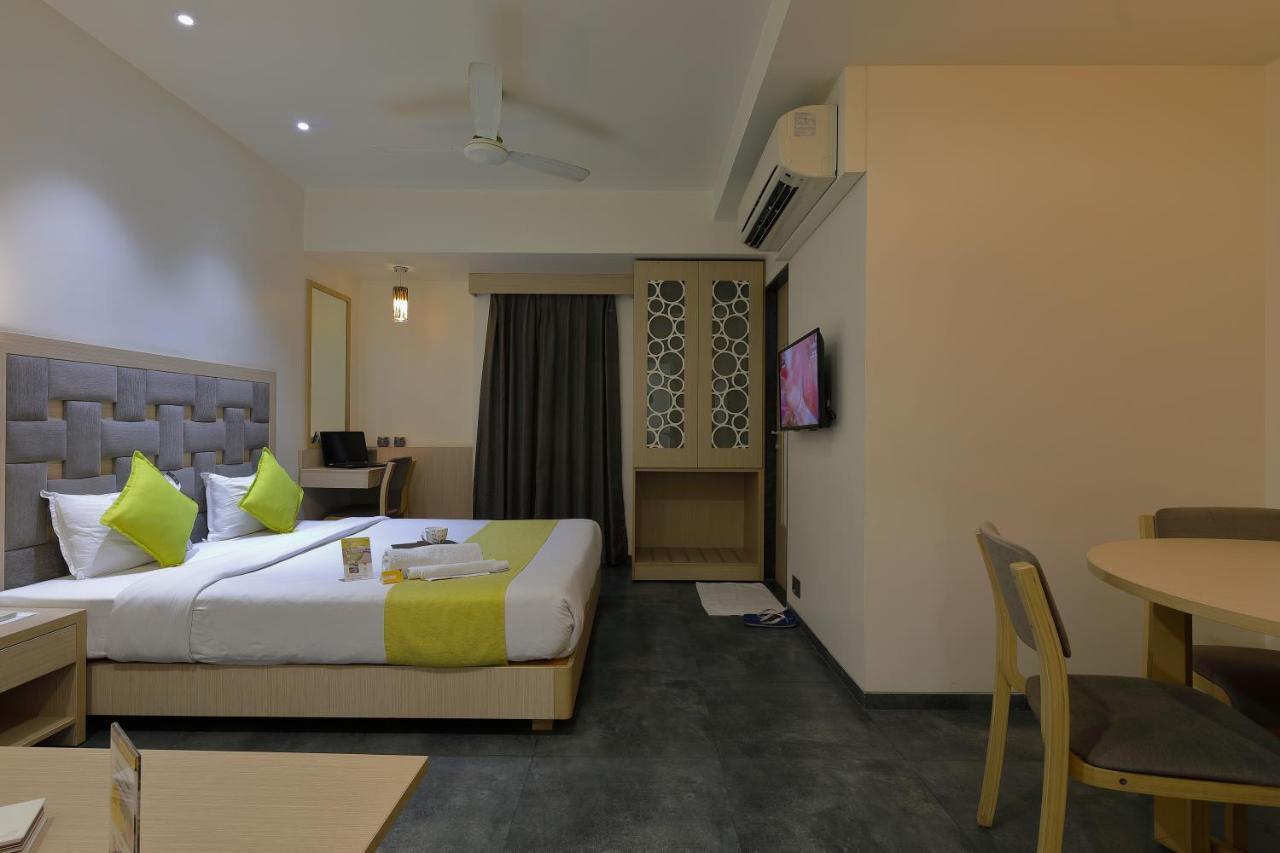Hotel Sifat International Surat Buitenkant foto