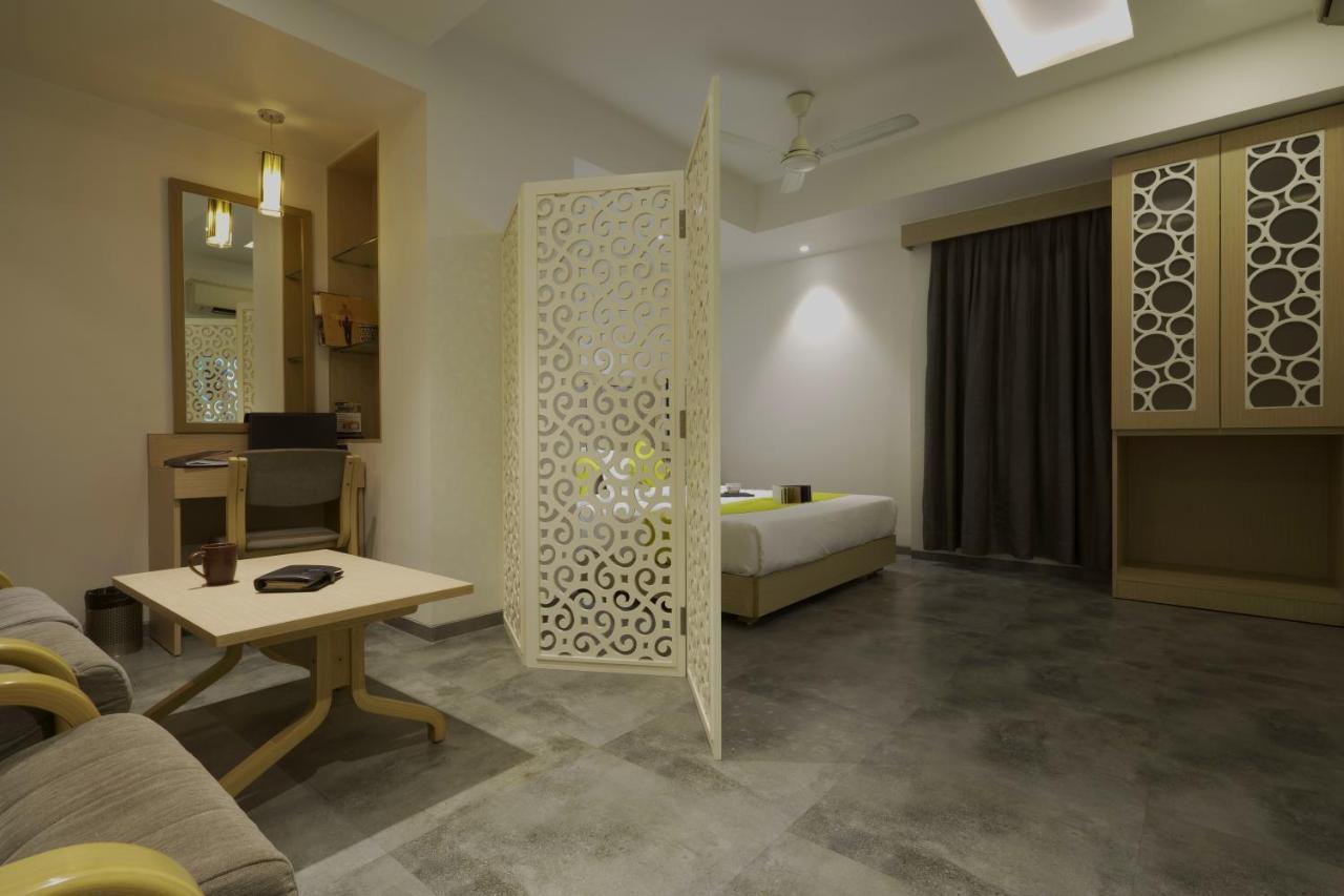 Hotel Sifat International Surat Buitenkant foto