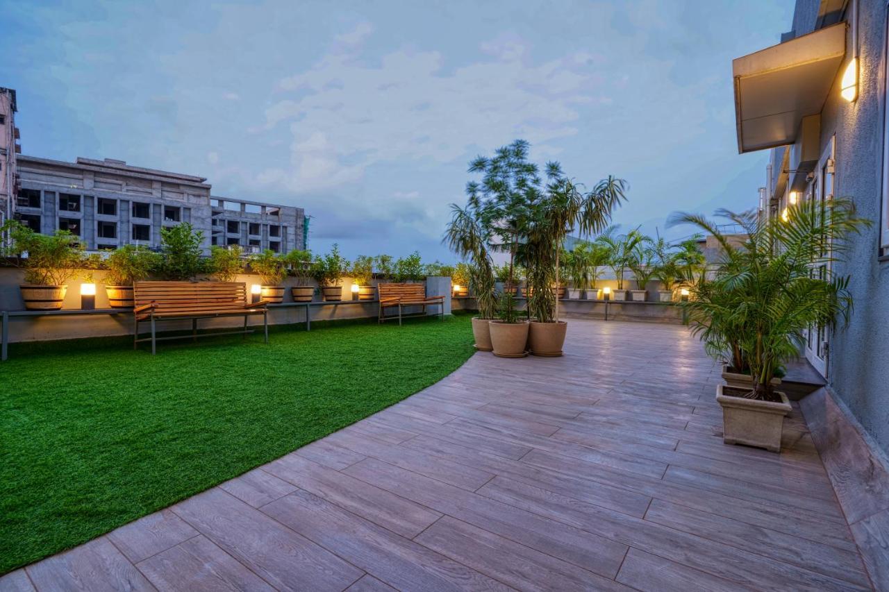 Hotel Sifat International Surat Buitenkant foto