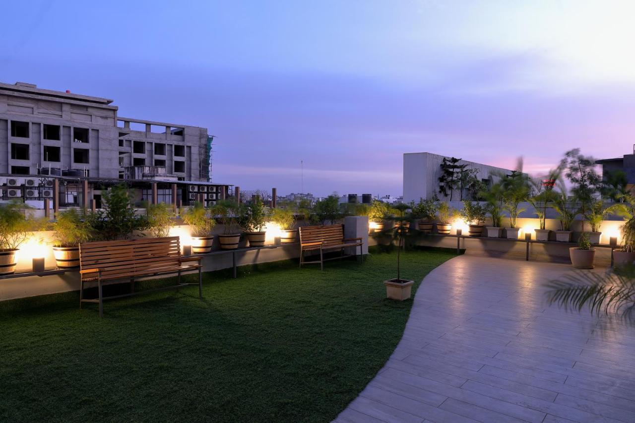 Hotel Sifat International Surat Buitenkant foto