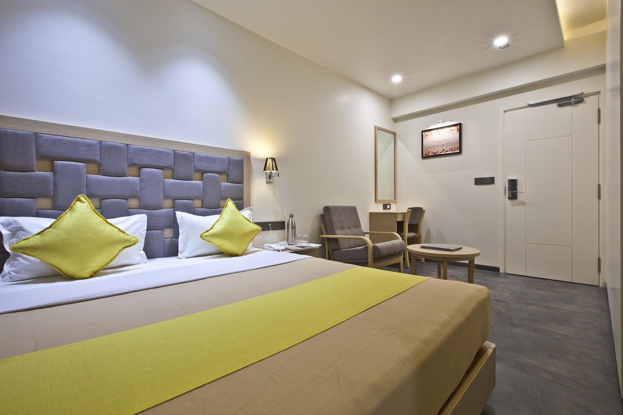 Hotel Sifat International Surat Buitenkant foto