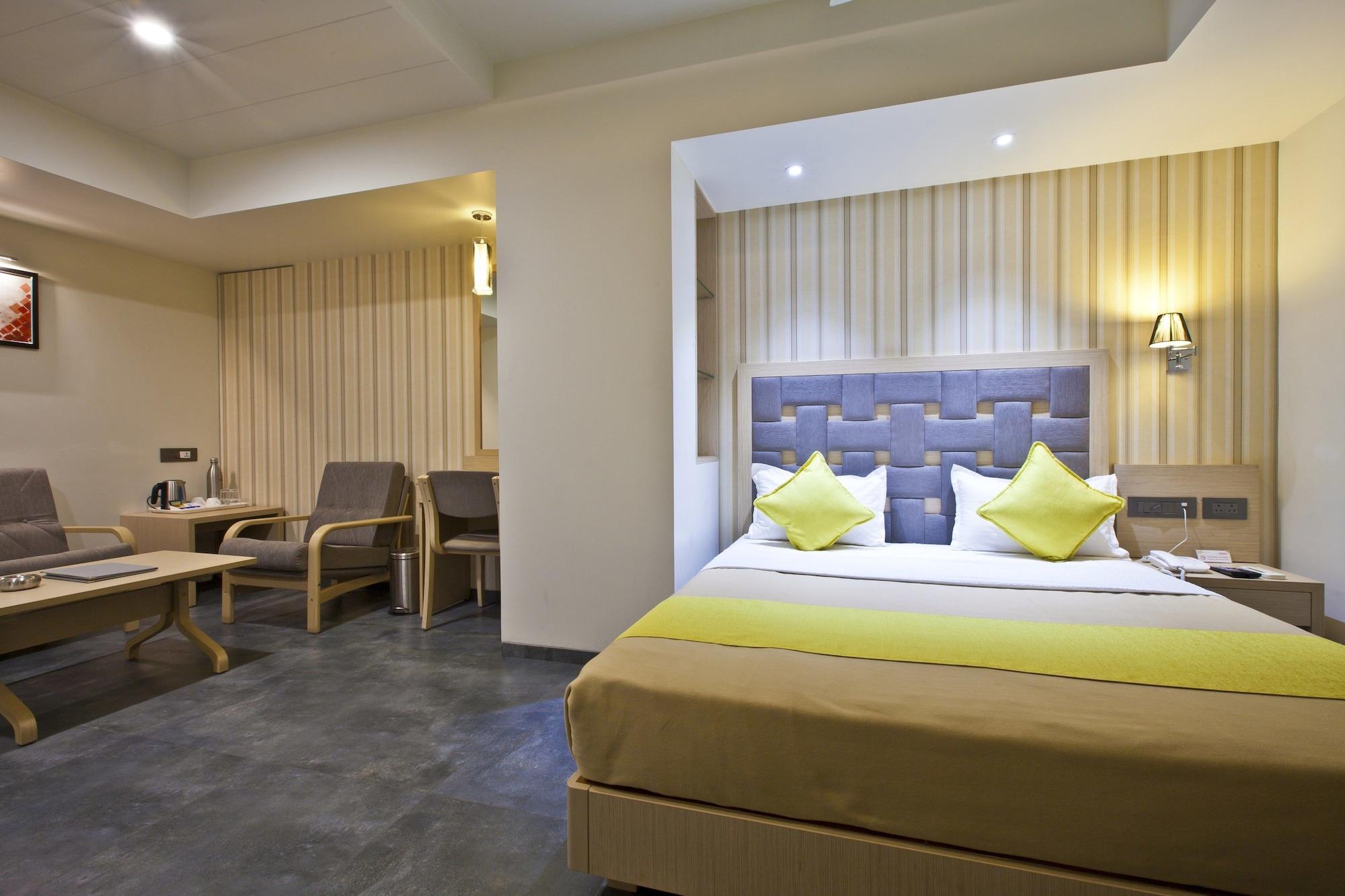 Hotel Sifat International Surat Buitenkant foto