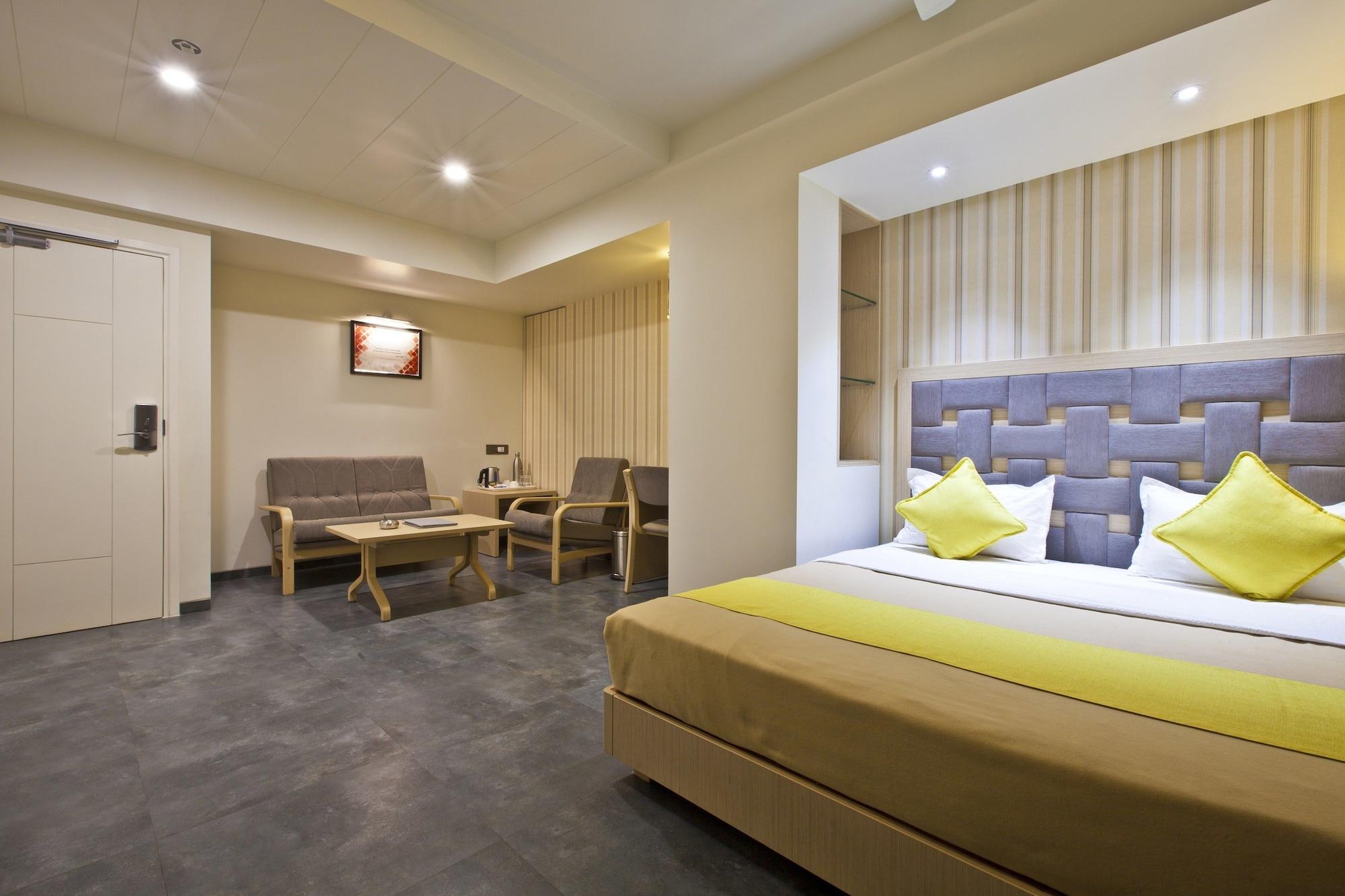 Hotel Sifat International Surat Buitenkant foto