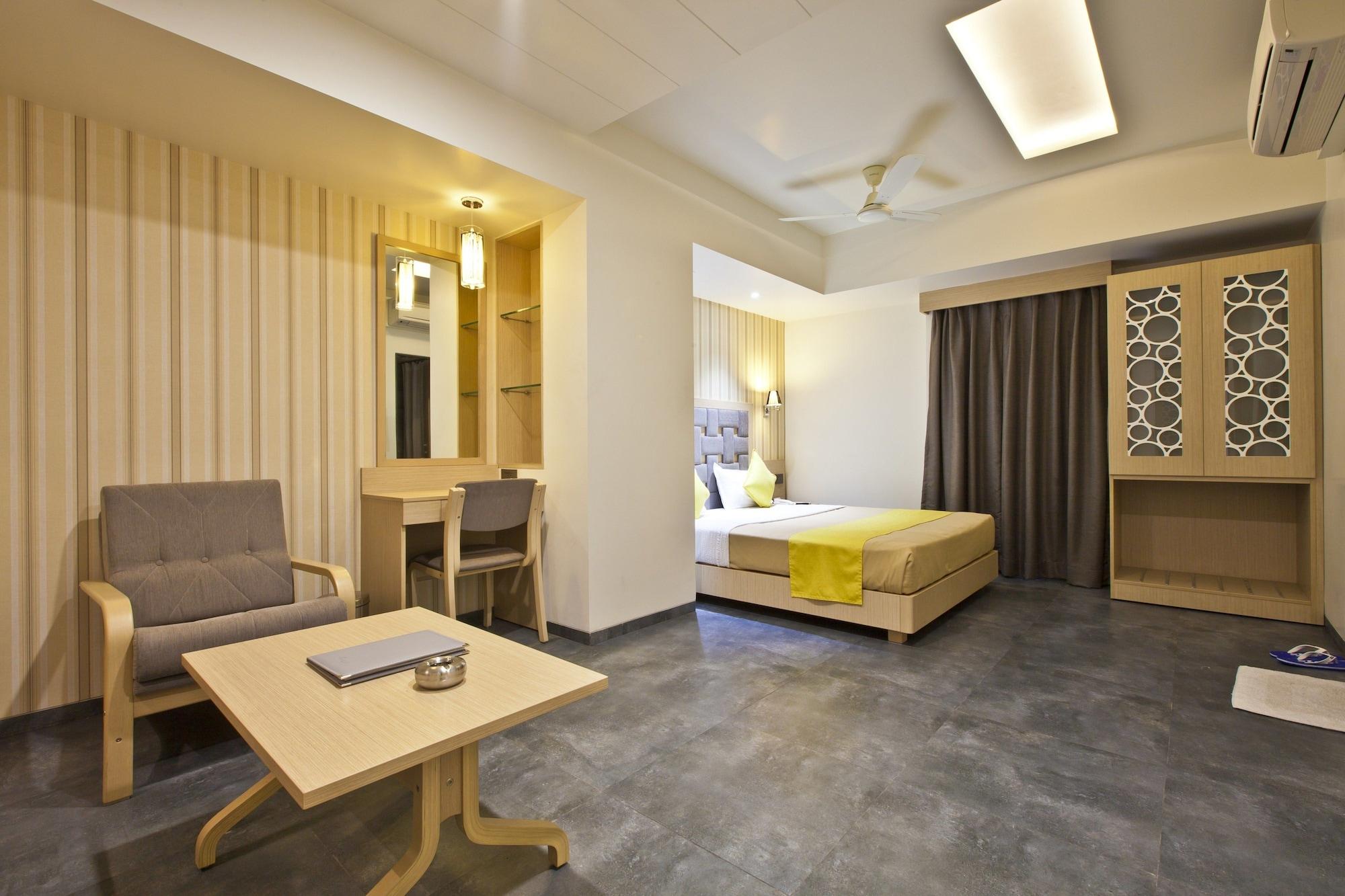 Hotel Sifat International Surat Buitenkant foto