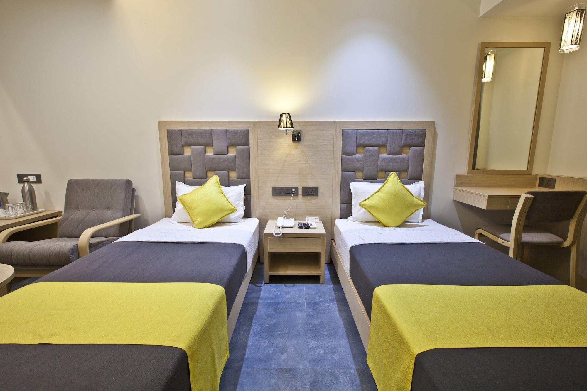 Hotel Sifat International Surat Buitenkant foto