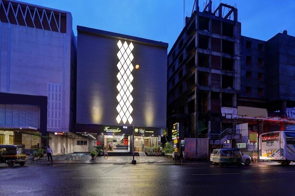 Hotel Sifat International Surat Buitenkant foto