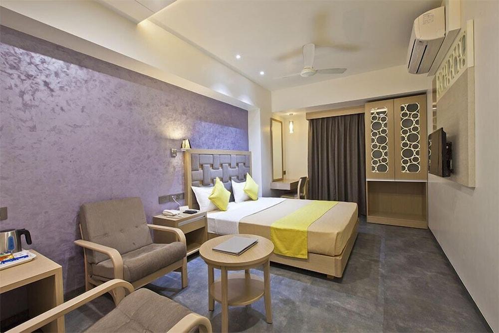 Hotel Sifat International Surat Buitenkant foto
