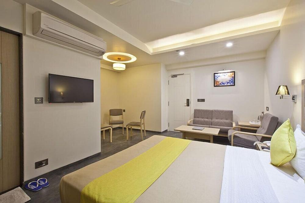 Hotel Sifat International Surat Buitenkant foto
