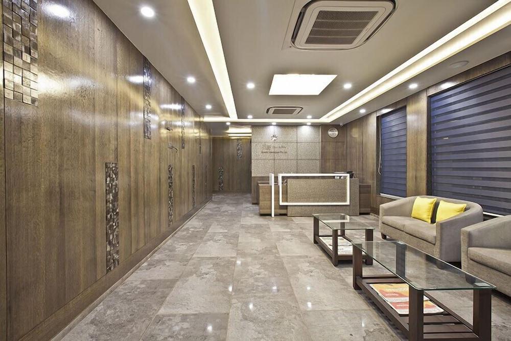 Hotel Sifat International Surat Buitenkant foto
