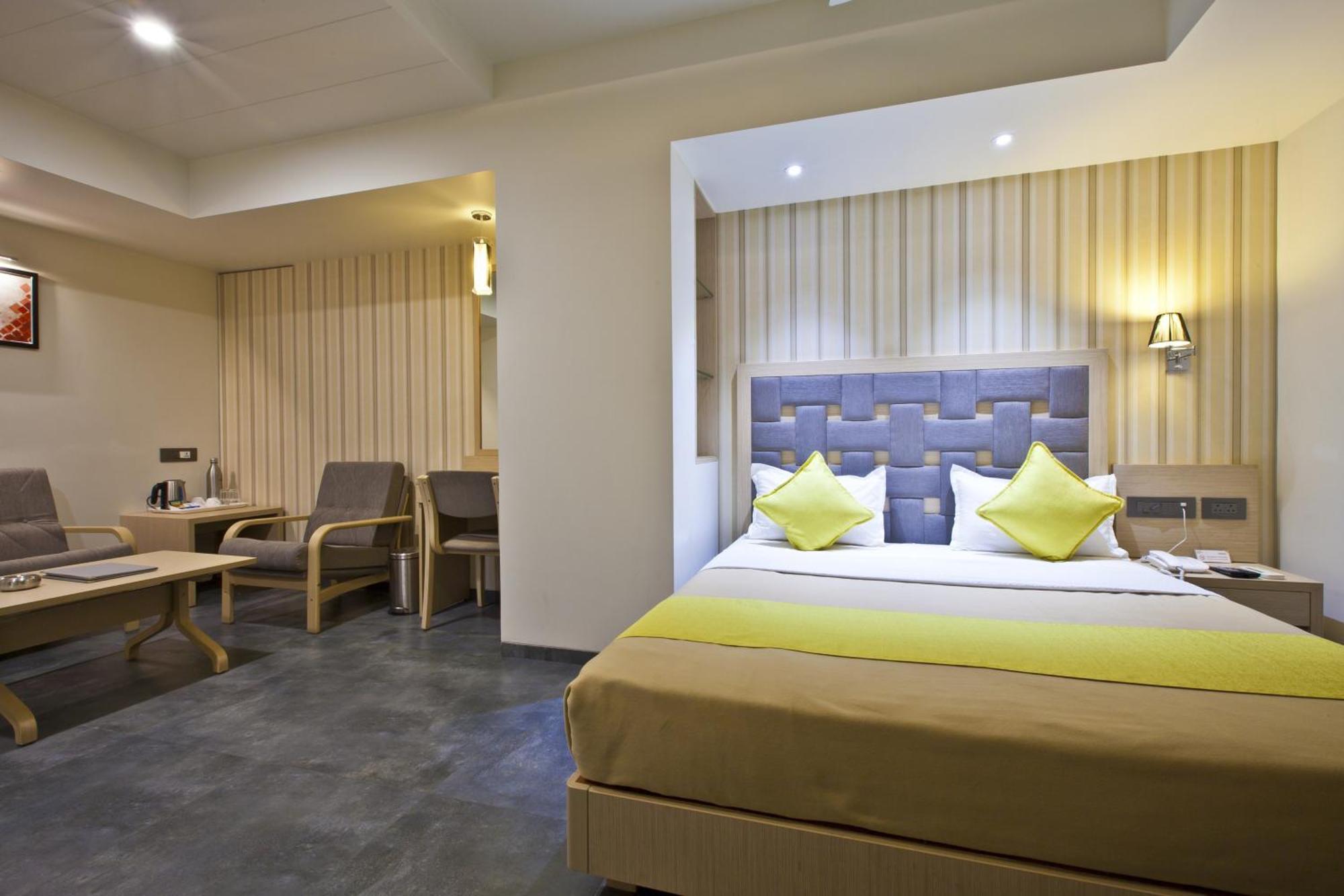 Hotel Sifat International Surat Buitenkant foto
