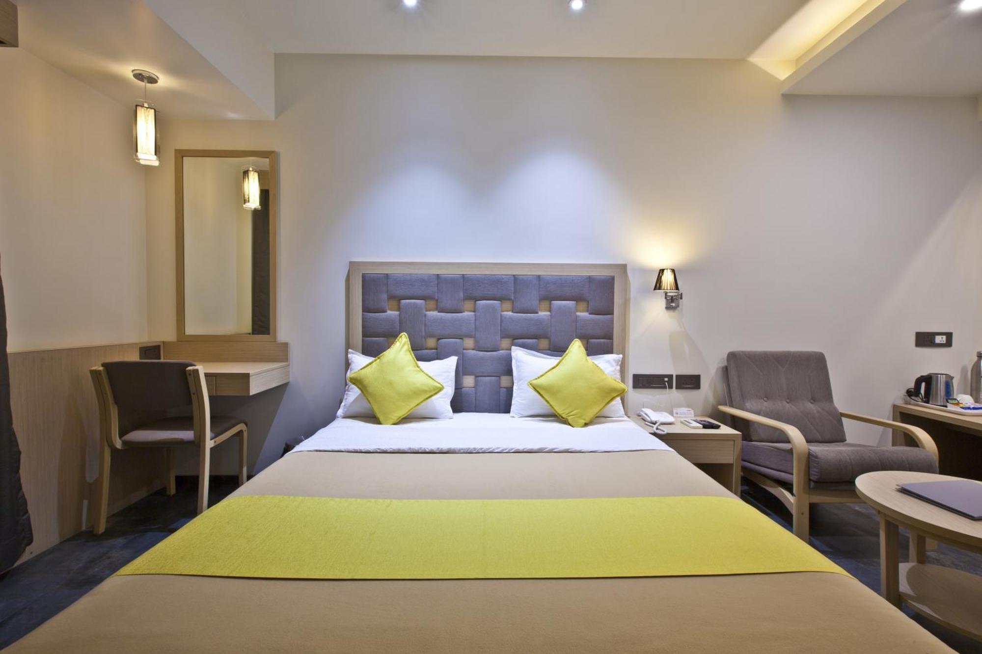 Hotel Sifat International Surat Buitenkant foto