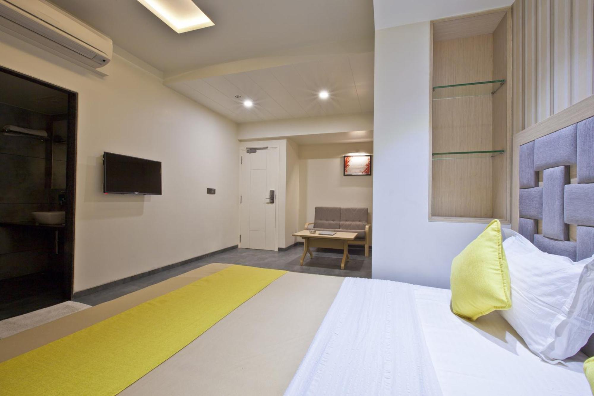 Hotel Sifat International Surat Buitenkant foto