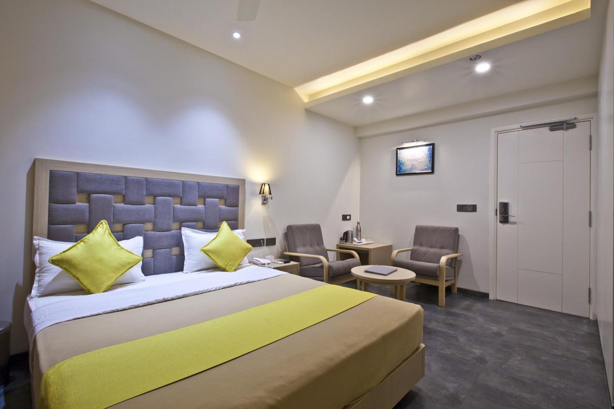 Hotel Sifat International Surat Buitenkant foto