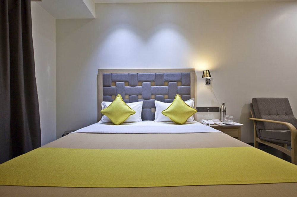 Hotel Sifat International Surat Buitenkant foto