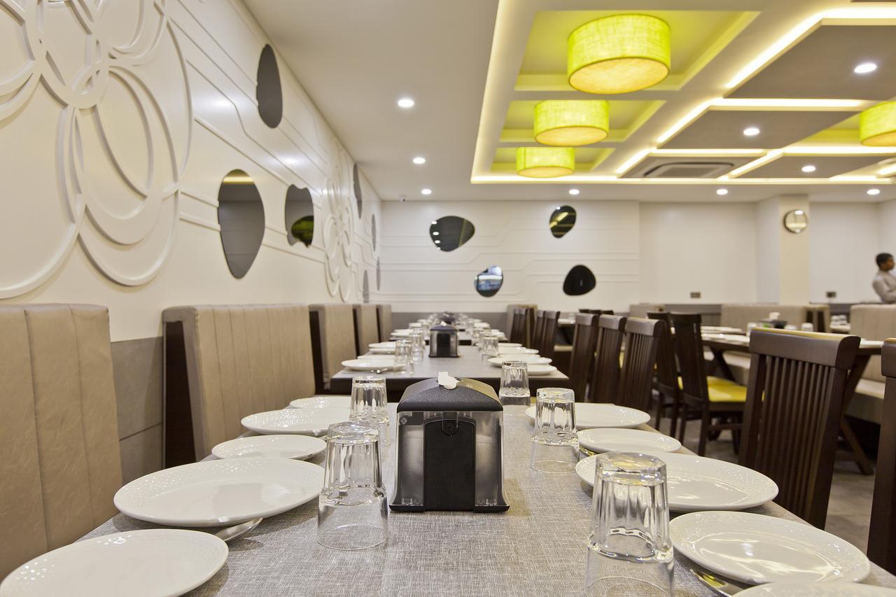 Hotel Sifat International Surat Buitenkant foto