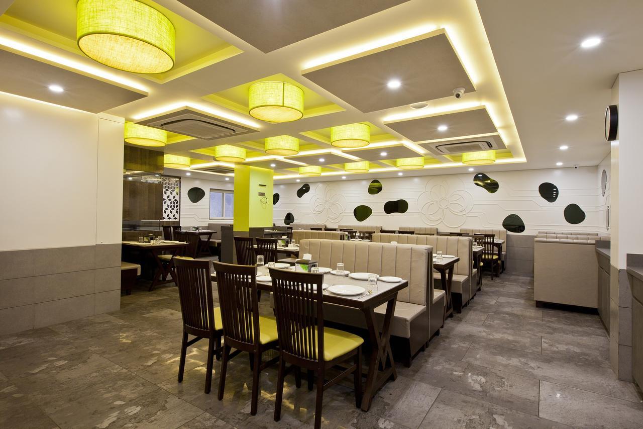 Hotel Sifat International Surat Buitenkant foto